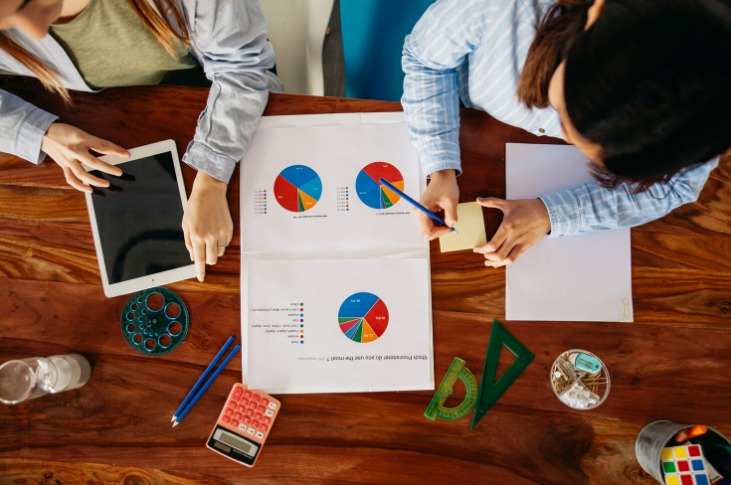 Conceito de segmentação de público representado por ícones conectando pessoas em uma reunião de negócios.